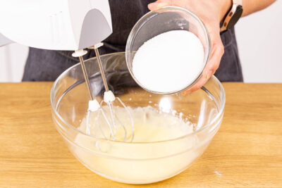 Butter, Zucker und Vanillezucker schaumig aufschlagen