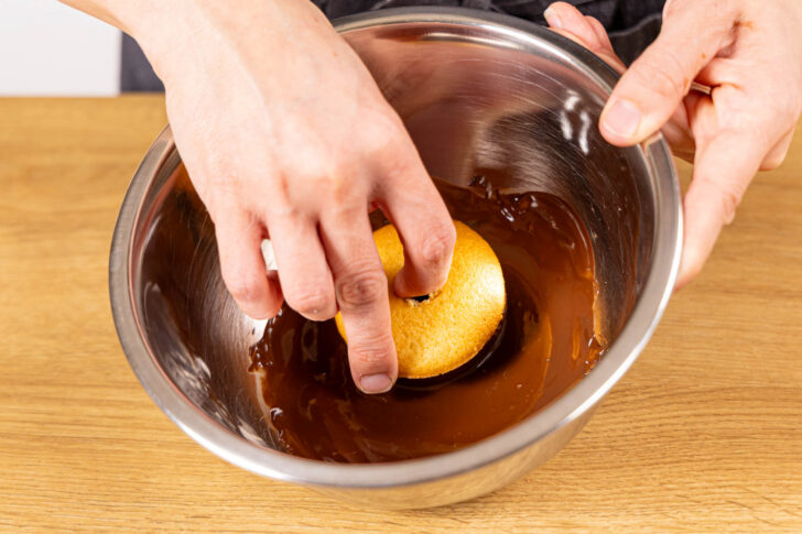 Donuts ohne Hefe mit Schokoglasur dekorieren