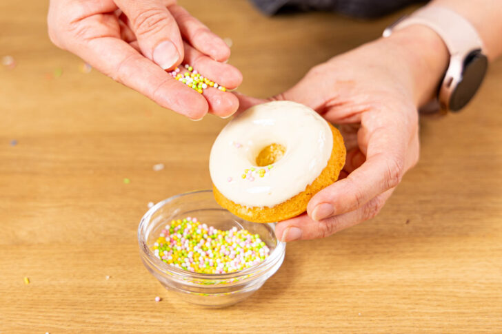Donuts ohne Hefe mit Streusel verzieren