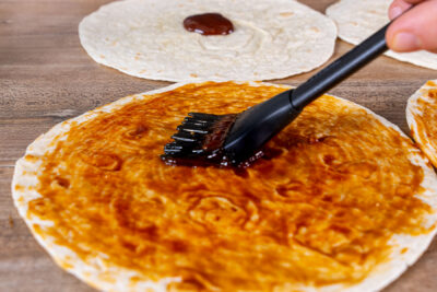 BBQ-Sauce verstreichen