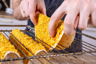 Tacos über ein Gitter hängen