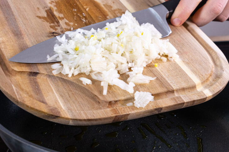 Zwiebel in Pfanne geben