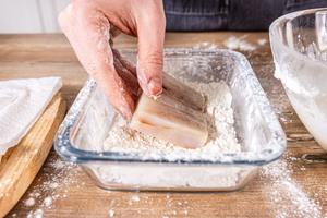 Fisch in Mehl geben