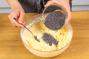 Schokostreusel in Teig geben