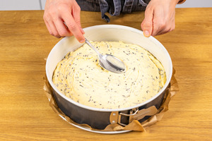 Rührteig in Springform verteilen