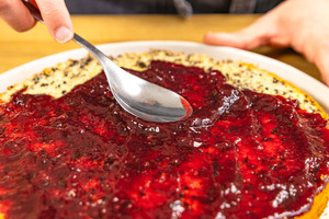 Marmelade auf Tortenboden verstreichen