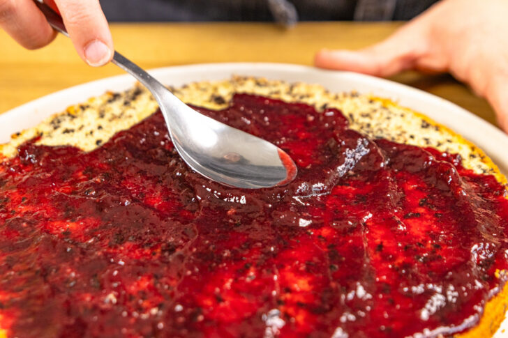 Marmelade auf Tortenboden verstreichen