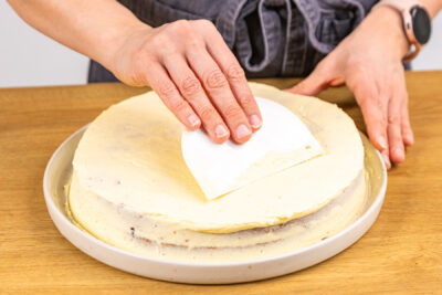 Buttercreme auf Tortenboden verstreichen