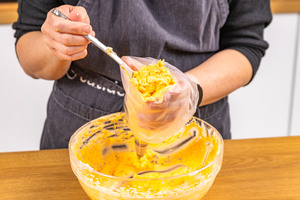 Buttercreme in Spritzbeutel füllen