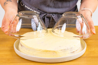 Mit Glasschüssel Halbkreise auf Torte markieren