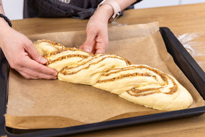 gefüllten Osterzopf aufs Backblech legen