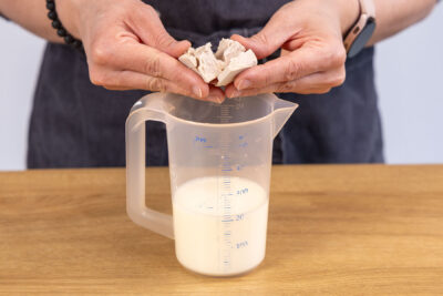 Hefe zur Milch geben