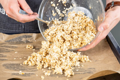 Granola-Mischung auf einem Backblech verteilen und backen