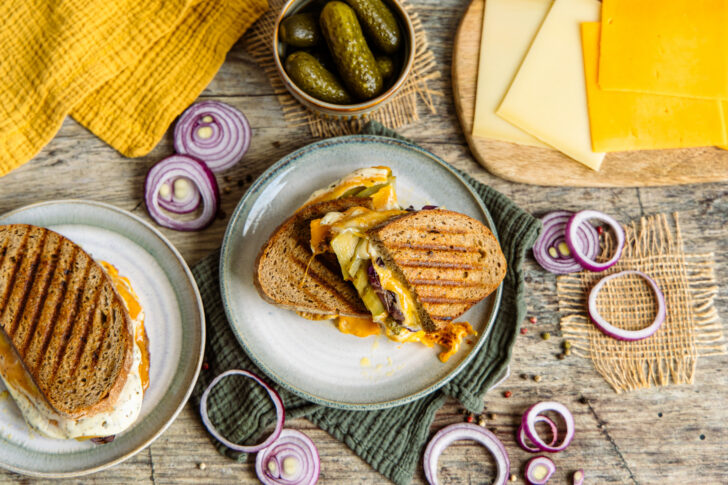 Grilled Cheese Sandwich vom Kontaktgrill servieren