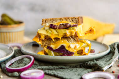 Grilled Cheese Sandwich vom Kontaktgrill mit Zwiebeln