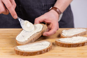 Brot mit der Senf-Remoulade-Mischung bestreichen