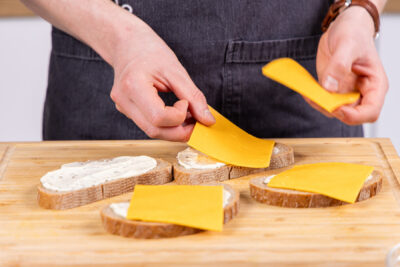 Cheddar auf das Brot geben