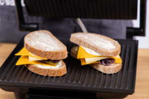 Grilled Cheese Sandwich in den Kontakgrill geben