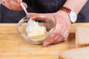 Senf und Remoulade verrühren