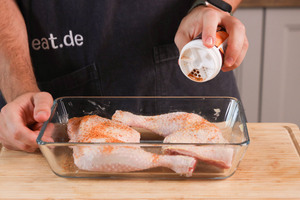 Hähnchenschenkel marinieren.