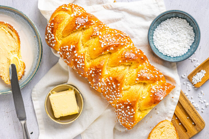 Hefezopf mit Butter serviert