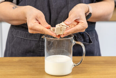 Hefe zerbröseln in Milch