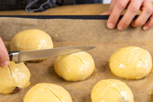 Brötchen einschneiden mit Messer