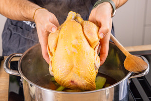 Suppenhuhn ins Wasser geben