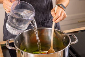 Gemüse mit Wasser ablöschen und aufgießen