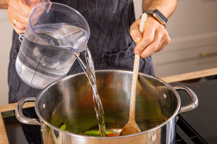Gemüse mit Wasser ablöschen und aufgießen