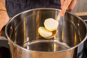 halbierte Zwiebel anrösten