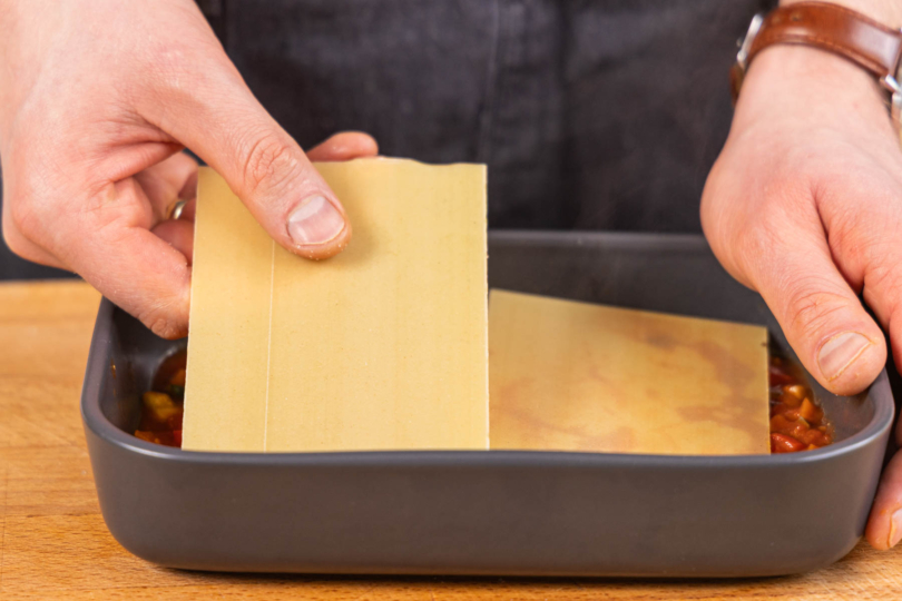 Lasagneplatten verteilen