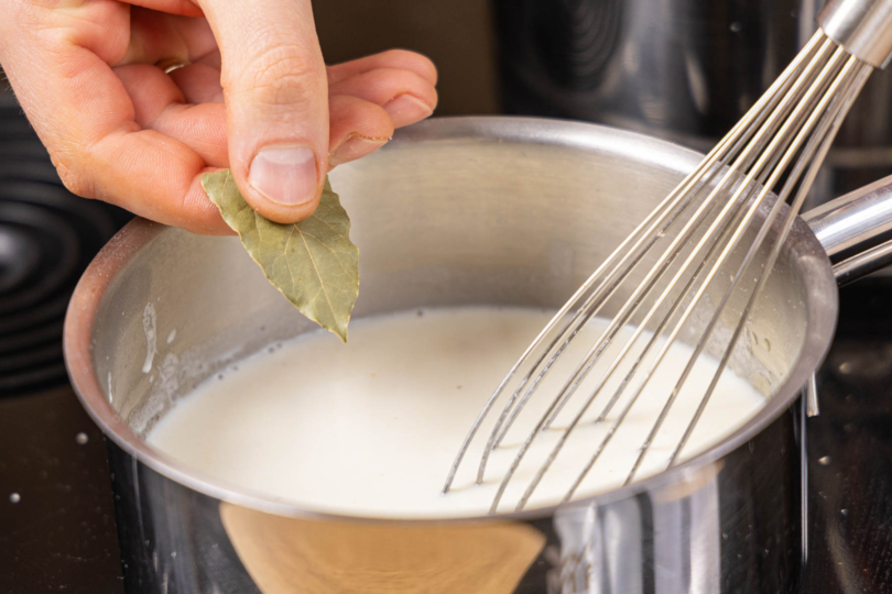 Lorbeerblatt in die Béchamelsauce geben