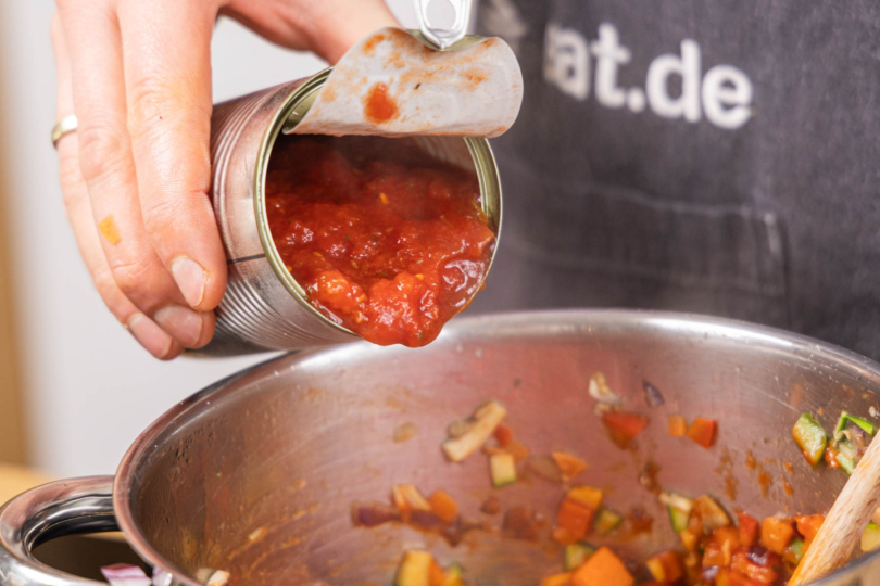 Tomaten aus der Dose dazugeben