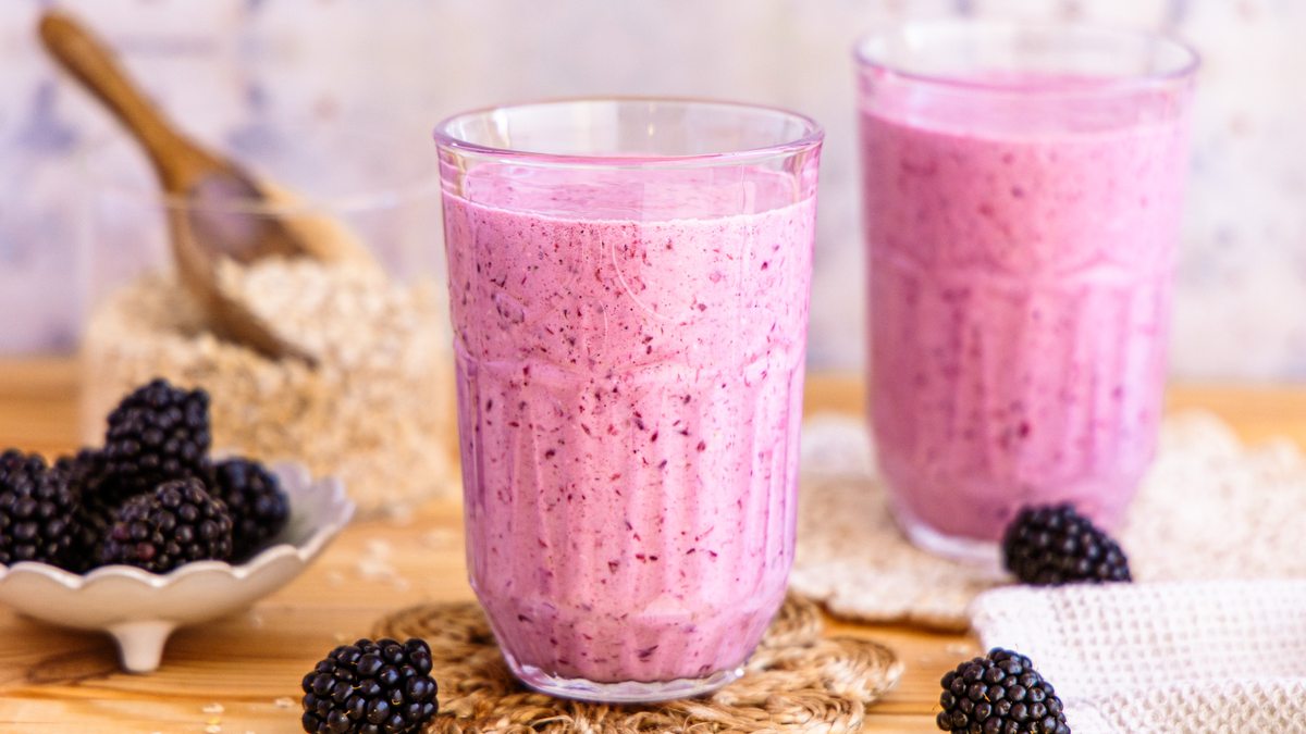 Joghurt-Brombeer-Smoothie mit Haferflocken