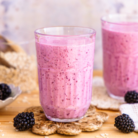 Joghurt-Brombeer-Smoothie mit Haferflocken