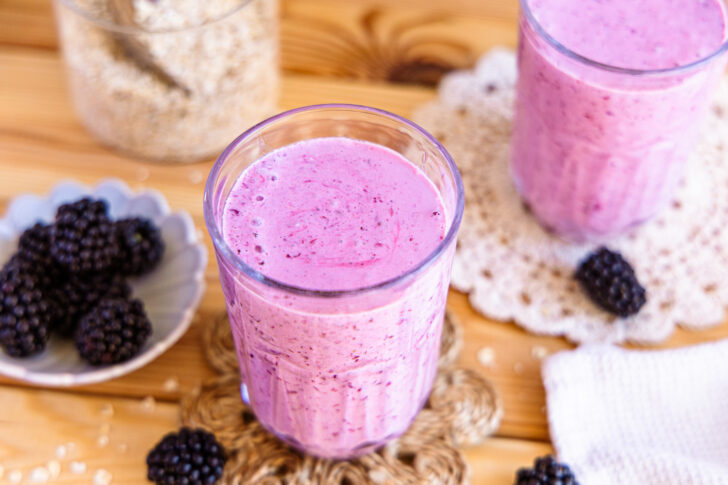 Joghurt-Brombeer-Smoothie mit Haferflocken