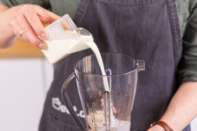 Milch dazu gießen