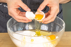 Eier zur Quarkmasse dazugeben