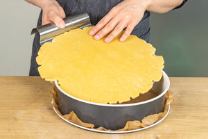 Teig in Springform platzieren