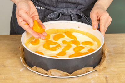 Mandarinen auf Quarkmasse verteilen