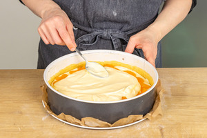Quarkmasse auf Kuchen verteilen