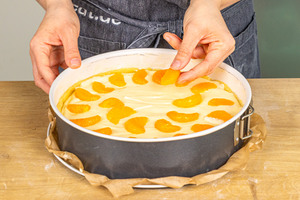 Mandarinen auf Kuchen platzieren