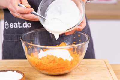 Joghurt-Dressing zu den Karotten geben