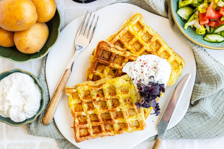 Kartoffelwaffeln mit Quark und Salat