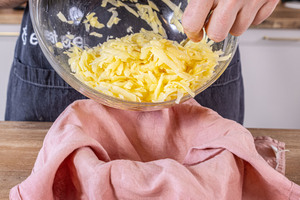 Kartoffeln in ein Tuch geben