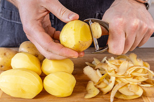 Kartoffeln schälen