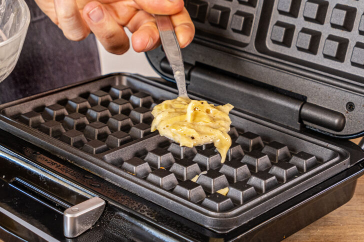 Teig in das Waffeleisen geben
