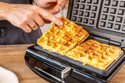 Kartoffelwaffeln aus dem Waffeleisen nehmen
