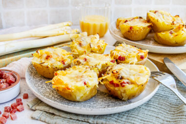 Kartoffelmuffins mit Spargel, Sauce Hollandaise und Schinken